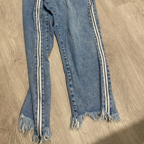 Wild fable edge side zipper jeans, high waisted crop fit with fringe bottom sz 6 - Picture 5 of 6